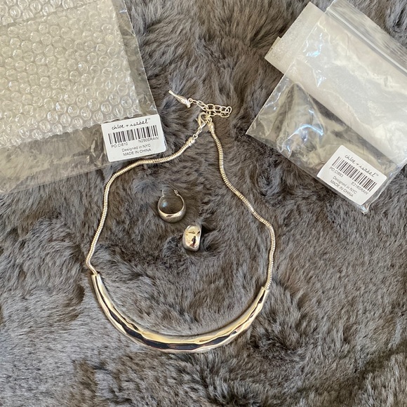 Chloe and Isabel La Lune Sculpted Collar Necklace and Hoop Earrings Set - Picture 7 of 11